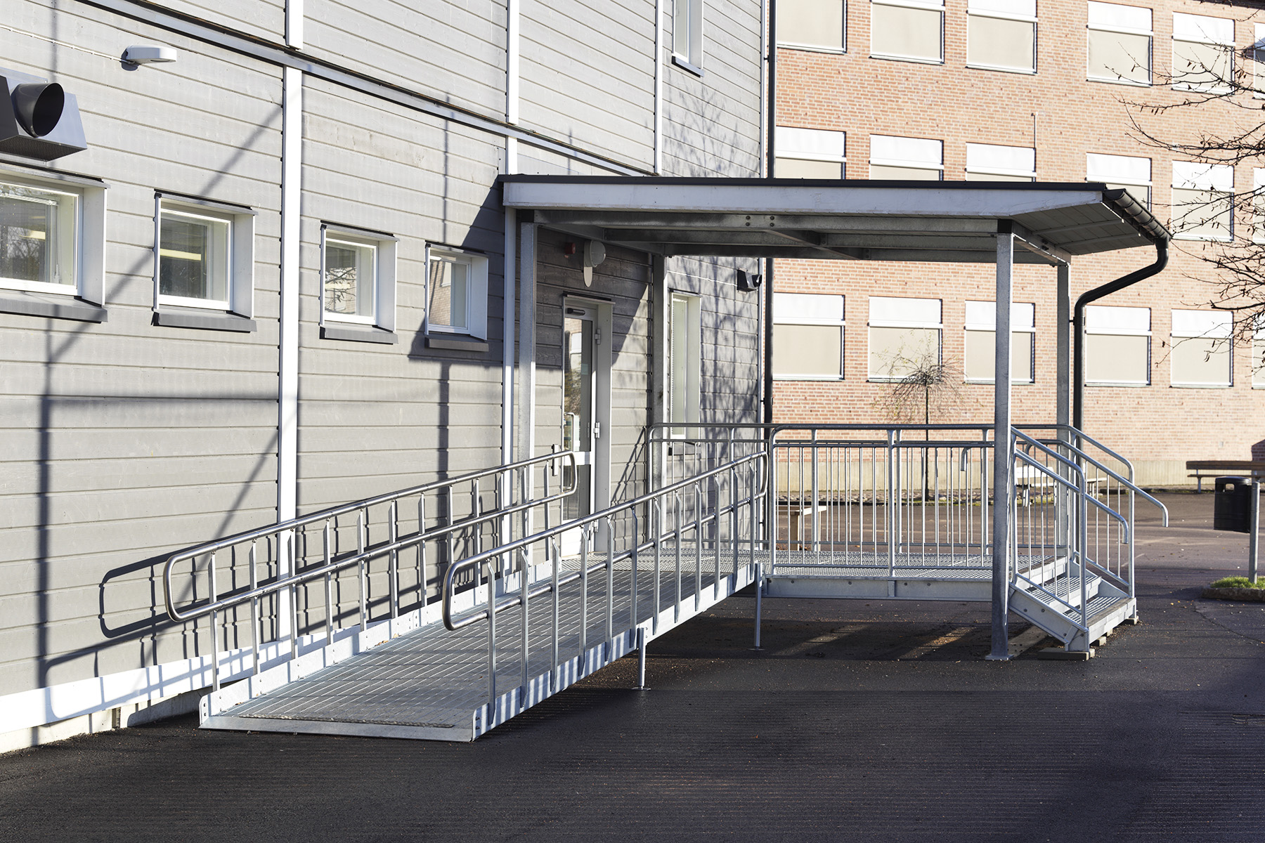 Rollstuhlrampe aus Gitterrost N6