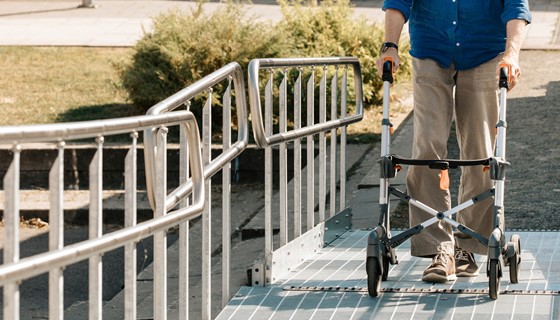 Rollstuhlrampe aus Gitterrost N6 mit verlängertem Handlauf