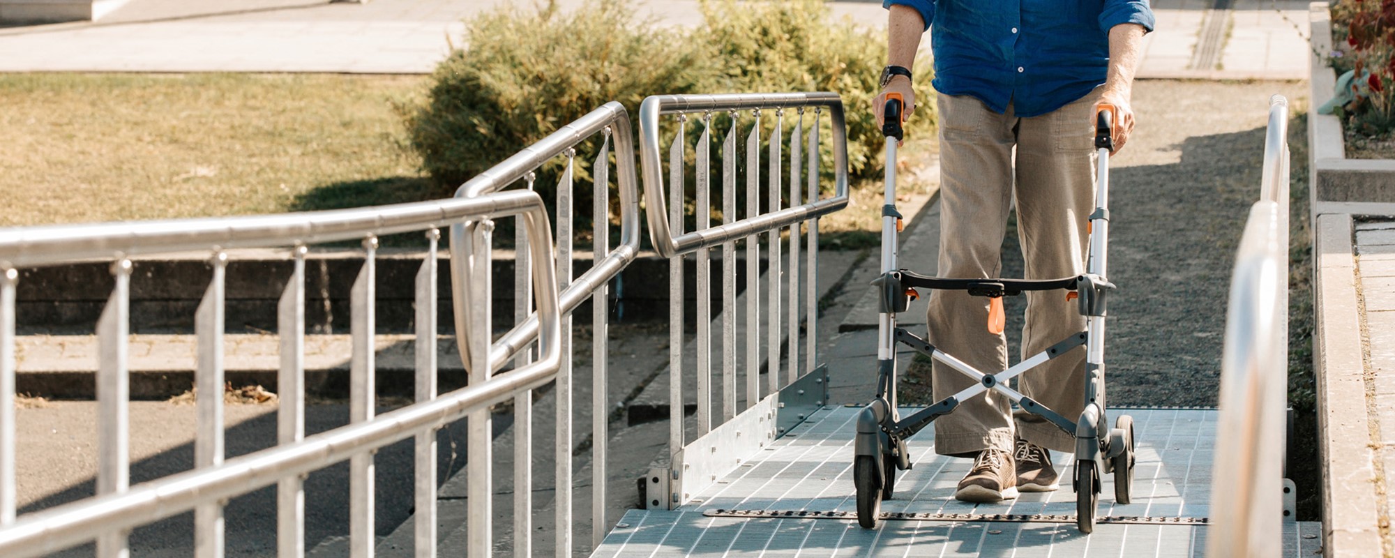 Rollstuhlrampe aus Gitterrost N6 mit verlängertem Handlauf