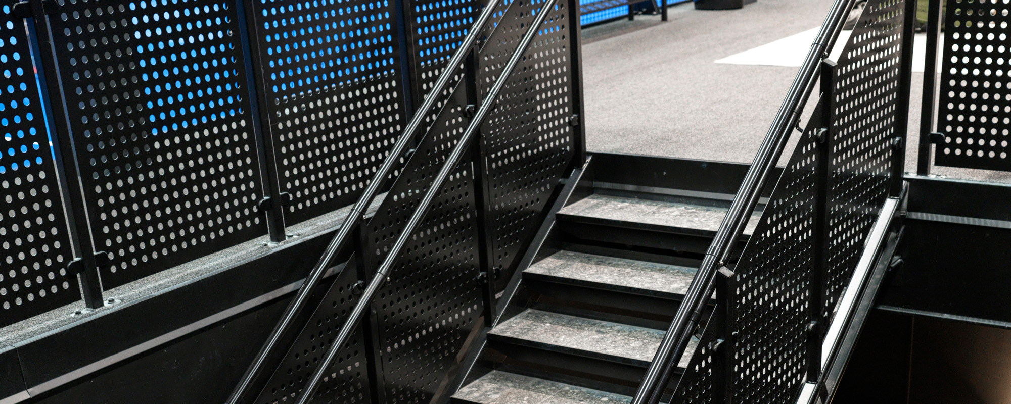 Gerade Treppe mit Stufen aus Terrazzobeton und Glasgeländer